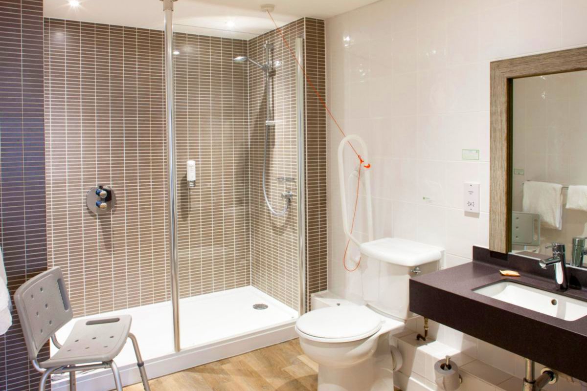 Holiday Inn Norwich North accessible bathroom